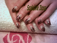 Kolléganőm épített körme